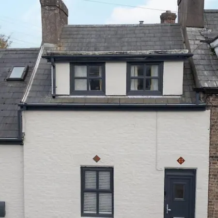 Bed & Breakfast Charming Retreat In